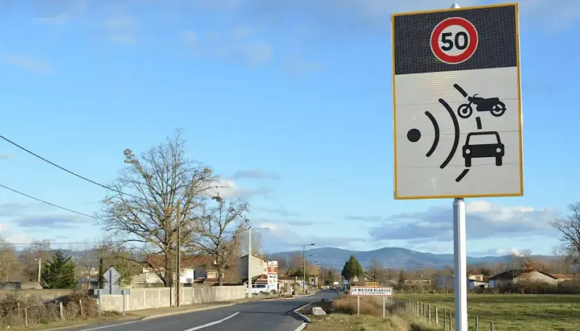 Schild mit Geschwindigkeitsbegrenzung 50 und Symbolen für Auto und Motorrad, das auf einen Blitzer in Frankreich hinweist.
