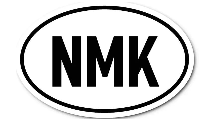Oval sticker mit schwarzem Rand und den Buchstaben "NMK" in Großbuchstaben. Ein klassisches nmk kennzeichen.