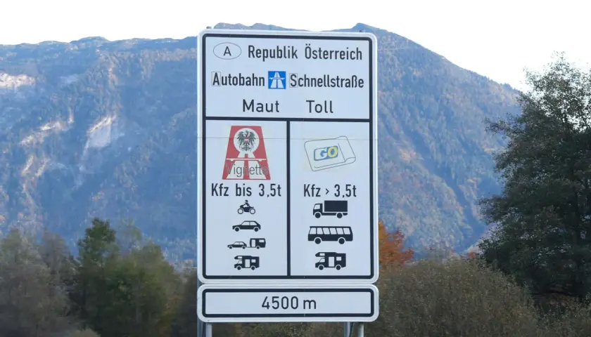 Schild für österreichische Autobahnen und Schnellstraßen. Zeigt an, dass man eine Vignette braucht, wenn man mit Kfz bis 3,5t fährt.