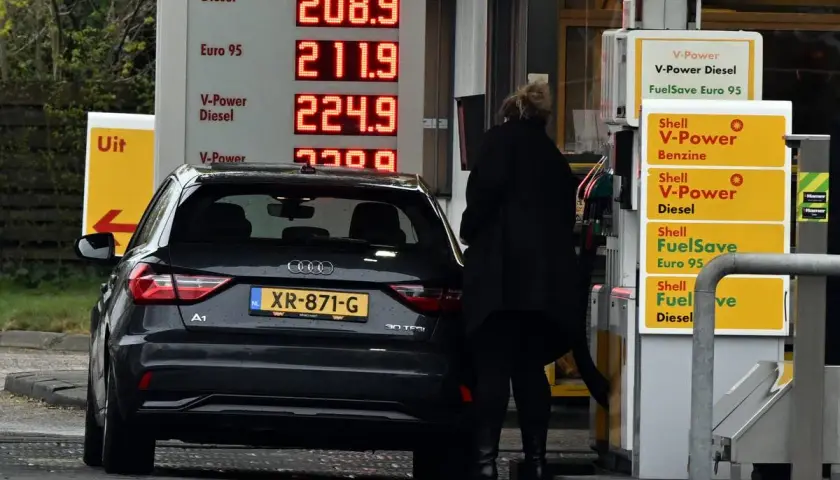 Eine Person tankt an einer Tankstelle in den Niederlanden. Die Preise für Diesel und Benzin sind hoch.