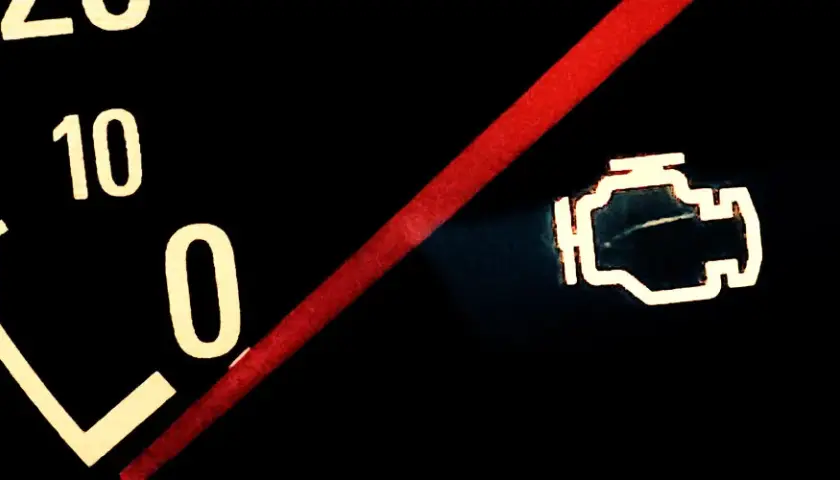 Das Symbol für die Motorkontrollleuchte leuchtet dauerhaft auf dem Armaturenbrett. Eine rote Linie kreuzt das Bild.