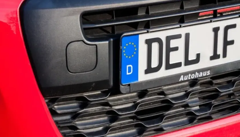 Rotes Auto mit Kennzeichen "DEL IF". Fahren mit entstempelten Kennzeichen ist eine Straftat.