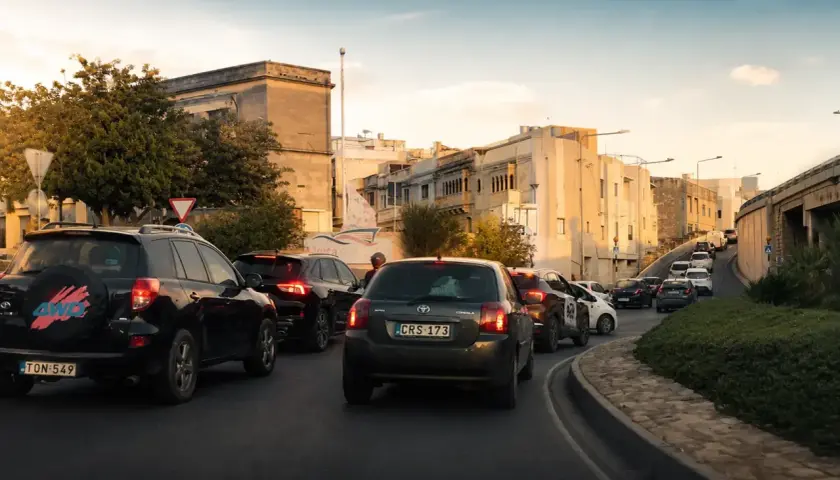 Verkehrsstau auf Malta, wo der Linksverkehr herrscht. Autos schlängeln sich durch die Stadt.
