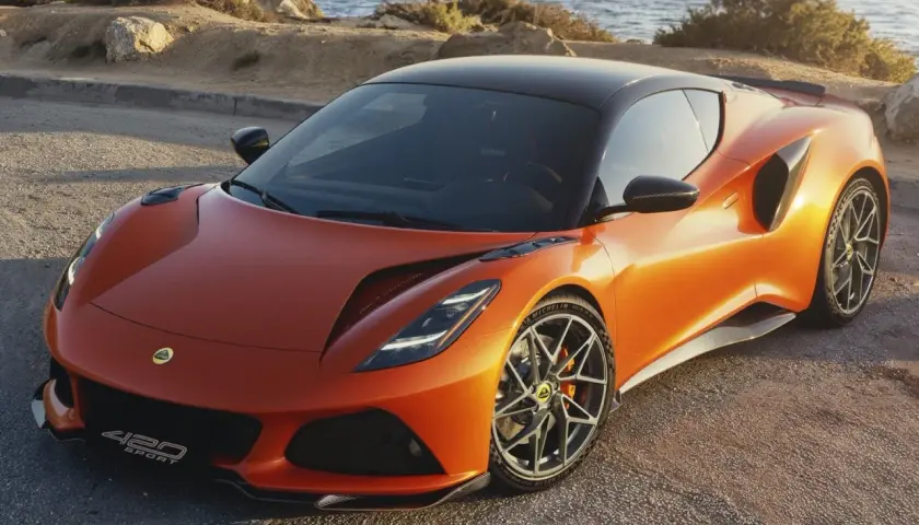 Orange Lotus Emira 420 Sport, bereit für die Straße. Technische Daten sind beeindruckend.