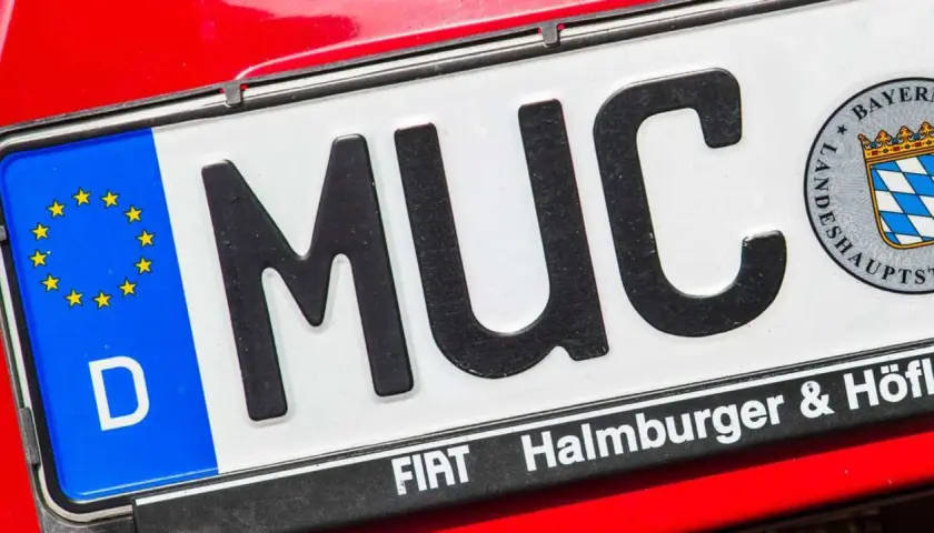 Nummernschild MUC mit EU-Sternen und bayerischem Wappen. Informiere dich über wunschkennzeichen kosten, um dein persönliches Kennzeichen zu erhalten.