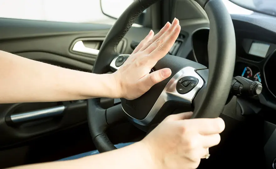 Defekte Hupe im Auto - Darf man damit noch fahren?
