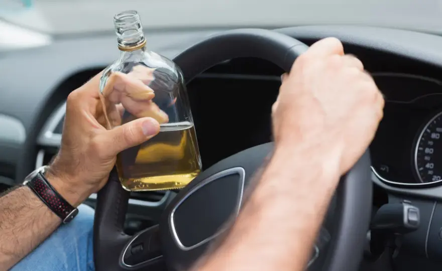 2,0 Promille - Wie viel Alkohol ist das und was droht?