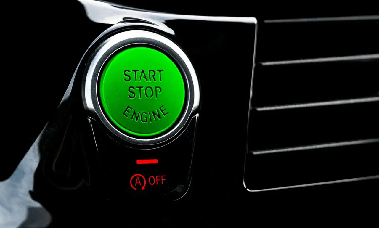 Grüner Knopf mit "START STOP ENGINE" und roter Anzeige "A OFF" für die Start-Stopp-Automatik.