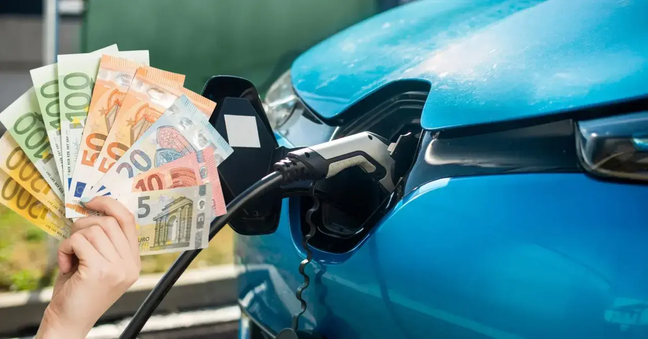 Blaue Elektroauto-Ladebuchse mit Euro-Scheinen. Die Formel für den Verbrauch pro 100 km wird durch die Kosten beeinflusst.