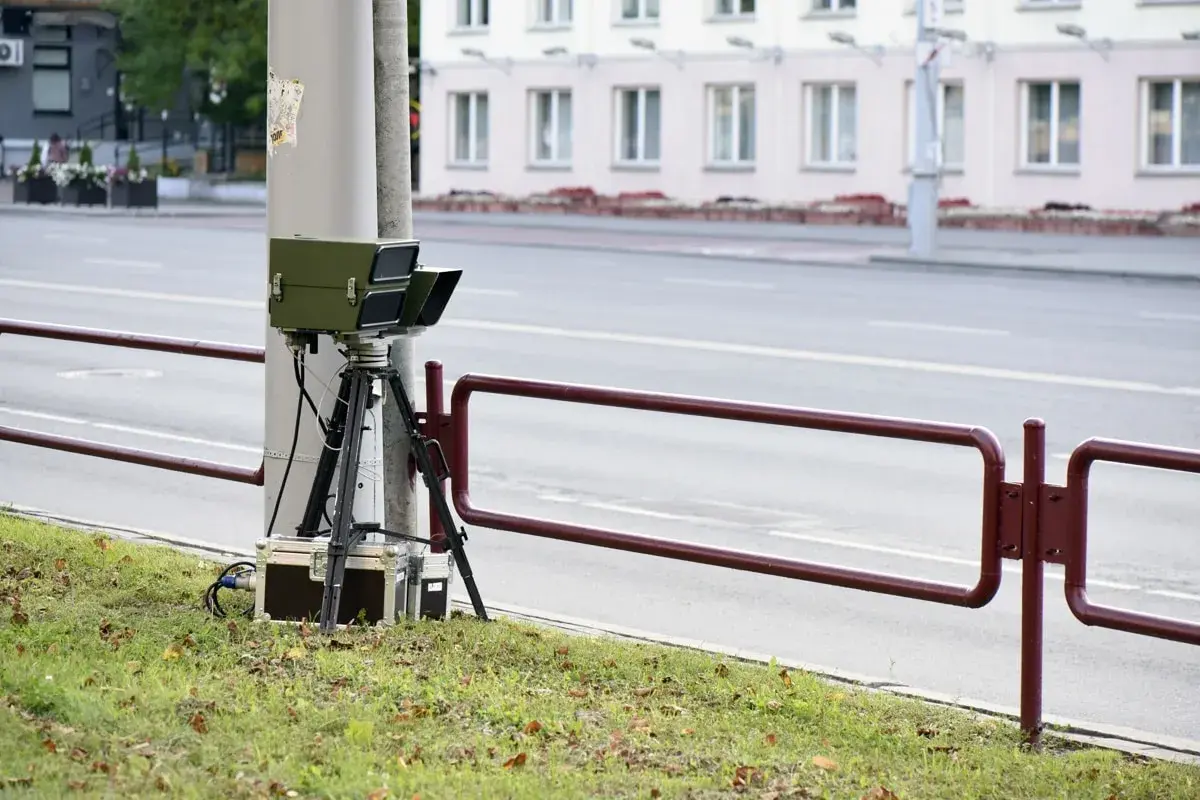 Blitzgerät am Straßenrand. Die Frage, wie oft darf man geblitzt werden, beschäftigt viele Autofahrer.