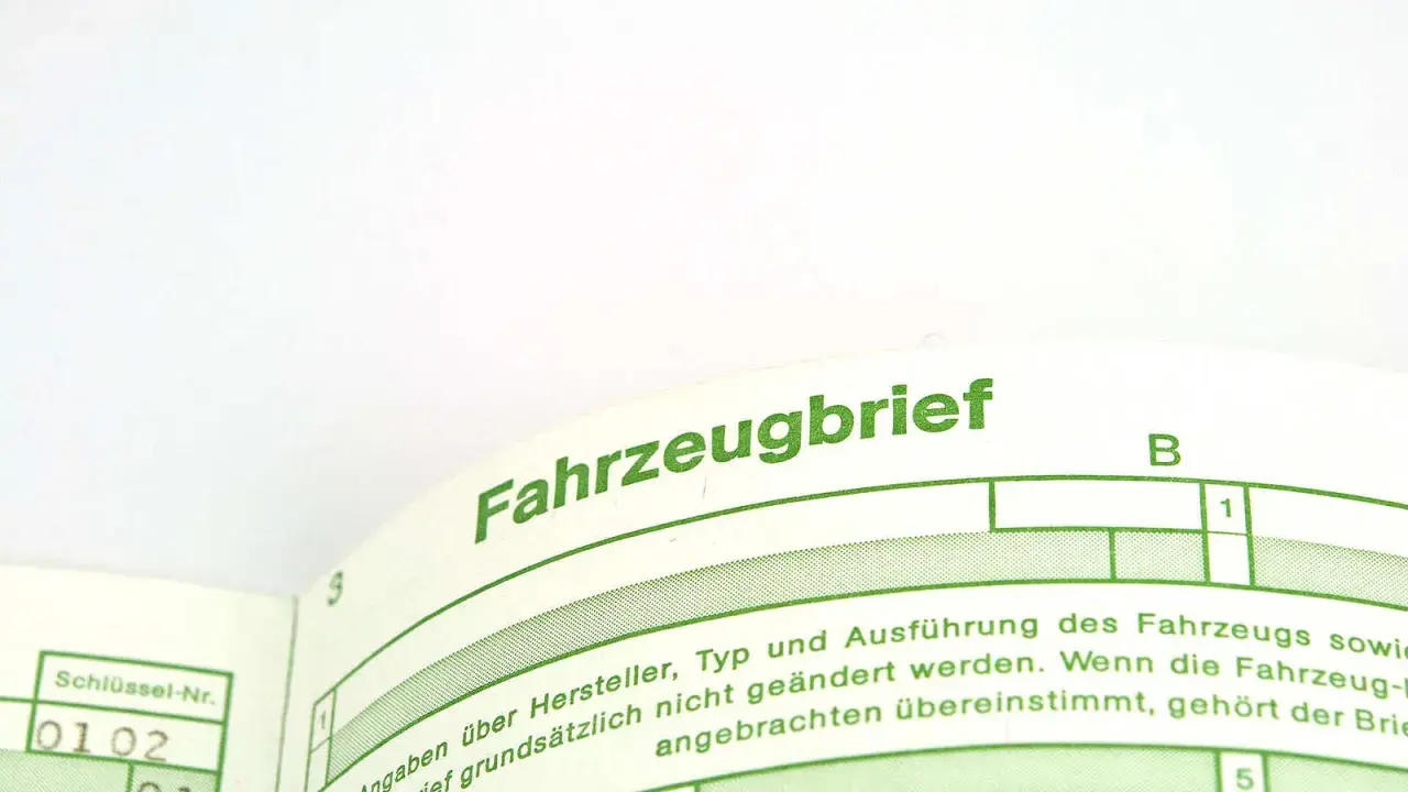 Fahrzeugbrief mit grüner Schrift. Hier steht, was bedeutet ABE: Allgemeine Betriebserlaubnis, die für das Fahrzeug gilt.