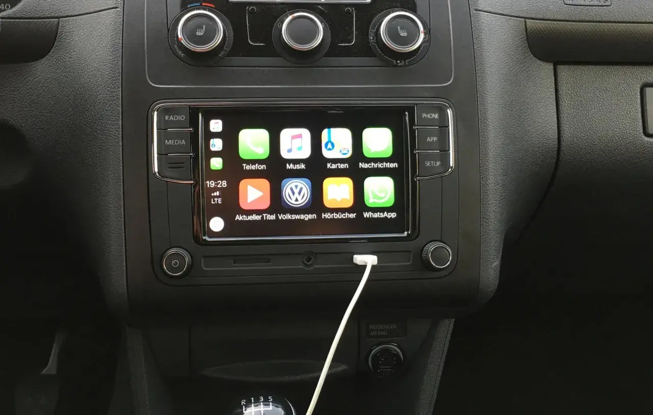 Im Auto-Infotainmentsystem werden Apps wie Telefon, Musik und Karten angezeigt. Die "follow me home"-Funktion ist hier nicht direkt sichtbar, aber die Navigation ist aktiv.
