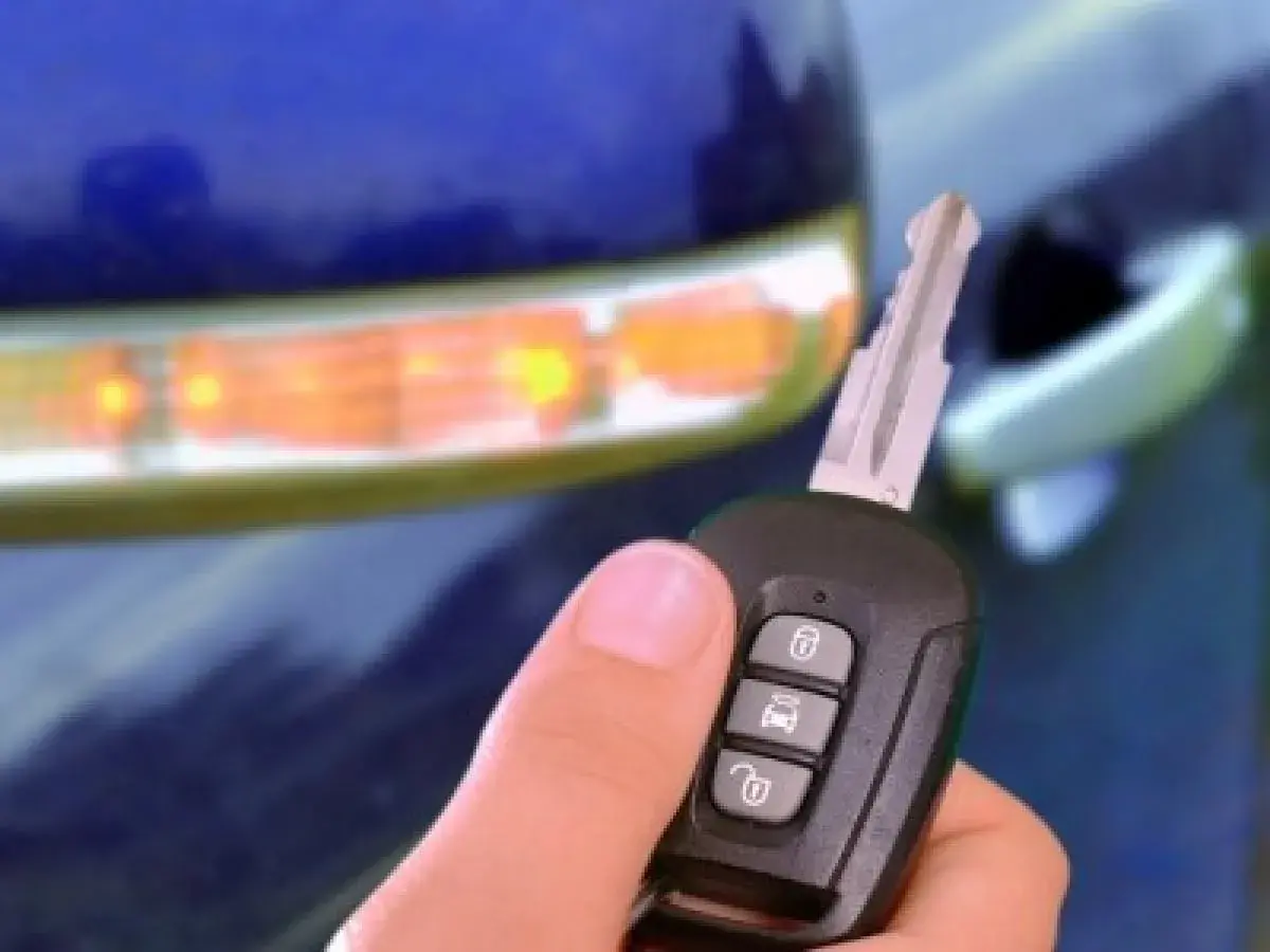 Schlüssel in der Hand, bereit für Keyless Go. Das Auto blinkt, die Türen sind entriegelt.
