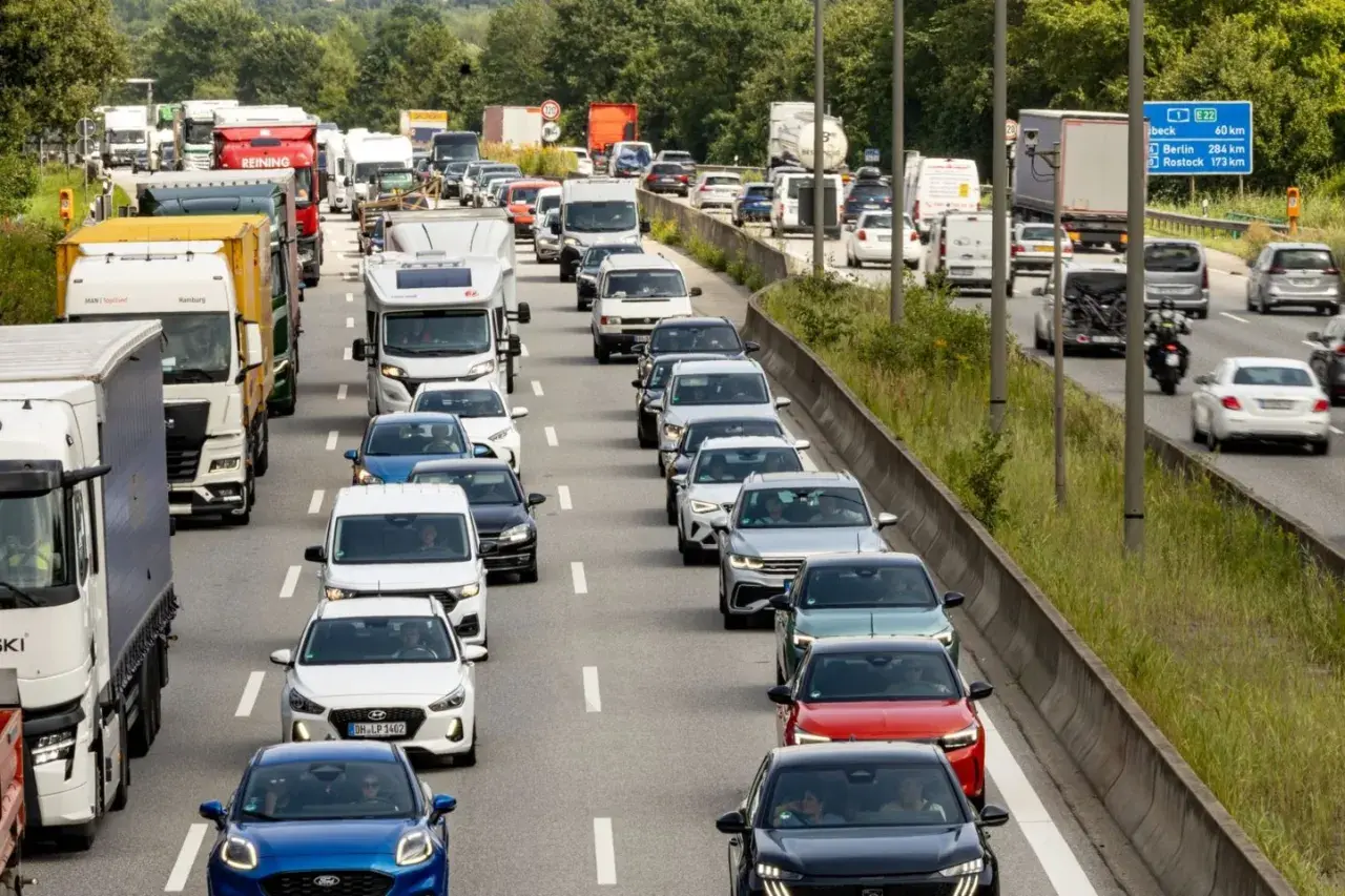 Stau auf der Autobahn: Viele Autos und Lkw stecken im reiseverkehr am Wochenende fest.