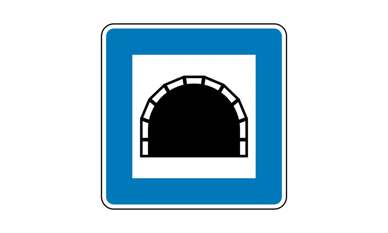 Verkehrszeichen: Sie fahren durch einen Tunnel. Die Besonderheit: Der Tunnel ist beleuchtet.