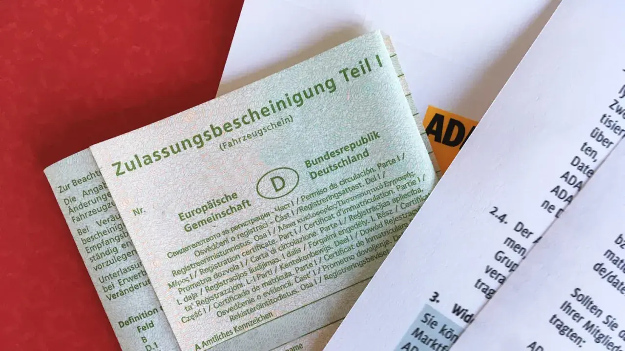 Fahrzeugschein mit Informationen zur Zulassung und zur Schadstoffklasse. Ein Teil des Dokuments ist auf Deutsch, ein anderer Teil ist mehrsprachig.