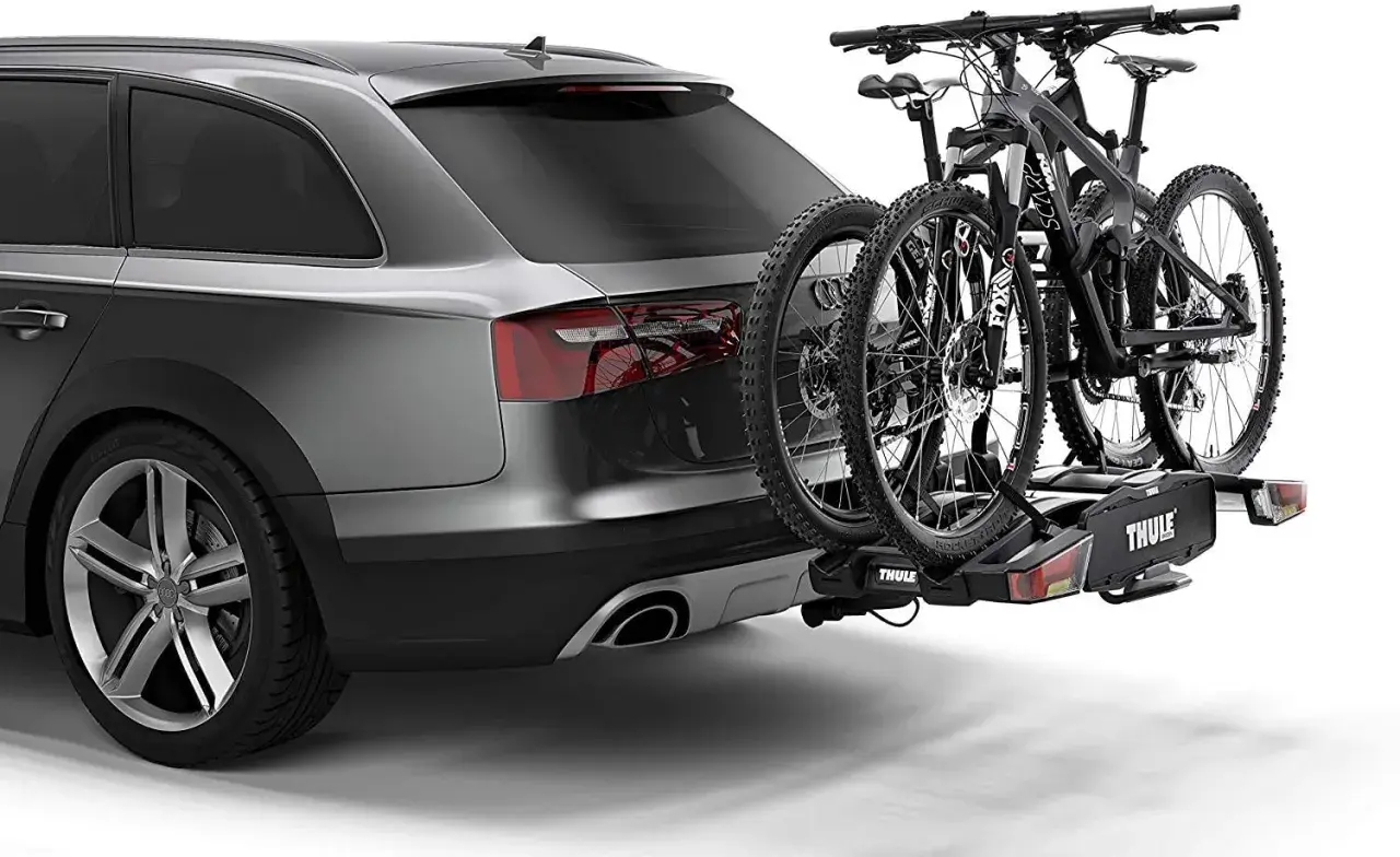 Zwei Mountainbikes auf einem Thule EasyFold XT 2 Fahrradträger am Heck eines Autos. Keine Probleme sichtbar.