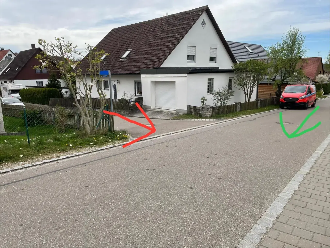 Rotes Pfeil zeigt auf Einfahrt, grüner Pfeil auf roten Lieferwagen. Rechts vor links gilt hier: Der Lieferwagen muss warten.