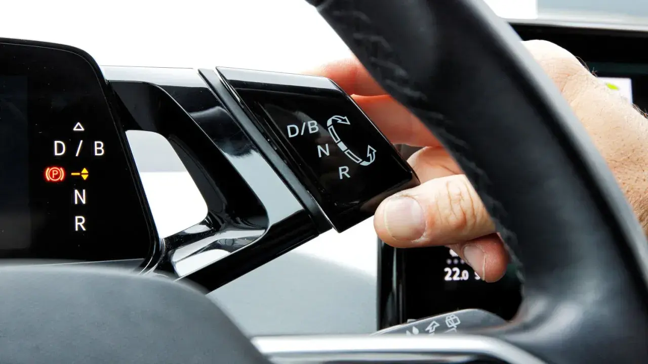 Hand bedient Automatik-Schaltung. Seit wann gibt es Automatik-Autos? Die Anfänge liegen im frühen 20. Jahrhundert, doch erst seit den 1950ern wurden sie populär.