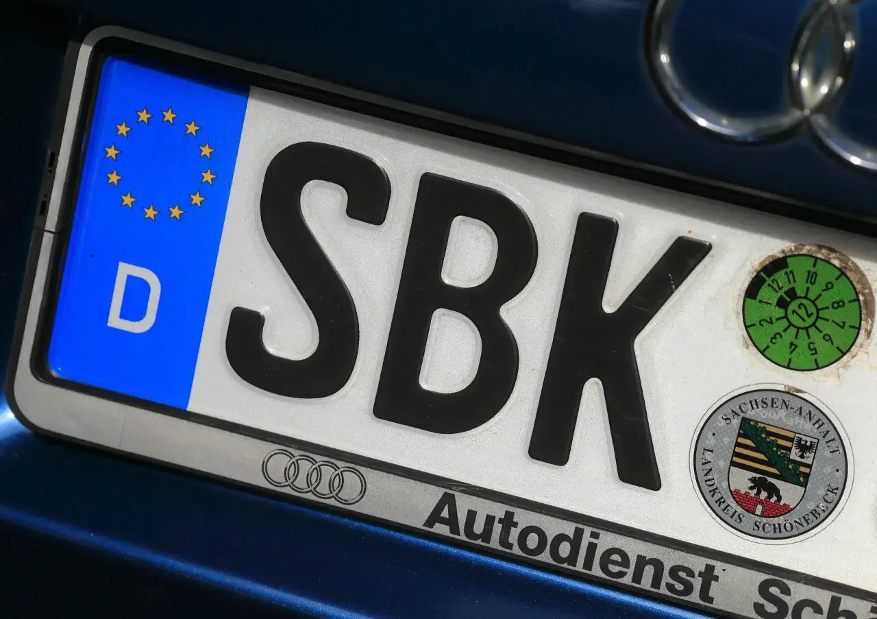 Neues Kennzeichen SBK mit EU-Sternen und dem Wappen von Sachsen-Anhalt.