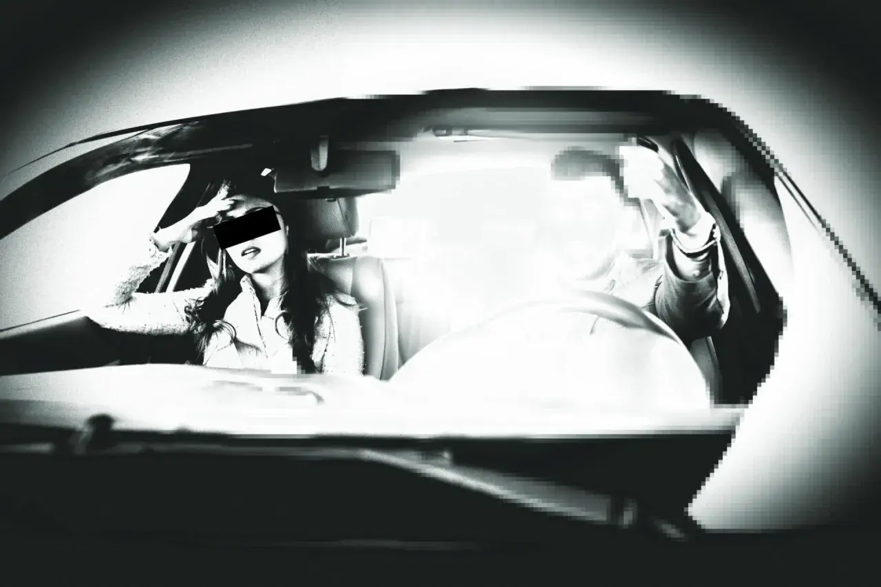 Frauen im Auto, Gesichter pixelig, wie bei einem Blitzerfoto nicht erkennbar.