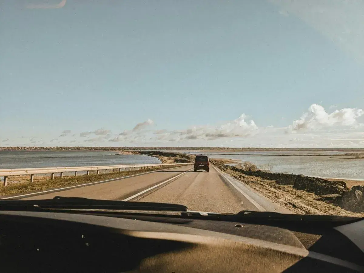 Fahrt auf der E71 in Kroatien, vorbei an weiten Wasserflächen und einer malerischen Küstenlandschaft.