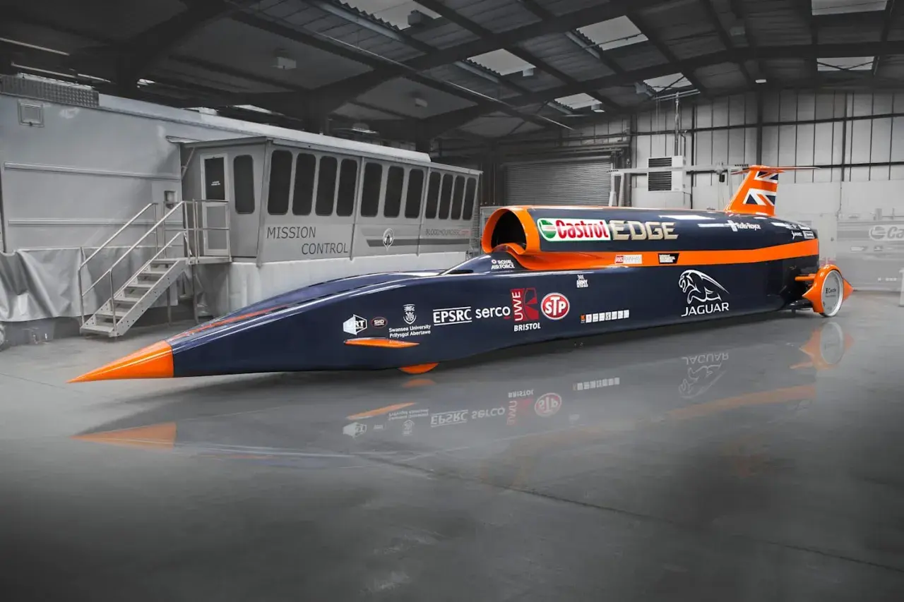 Der Bloodhound SSC, ein Raketenauto, steht bereit für den Geschwindigkeitsrekord. Daneben das "Mission Control" Fahrzeug.