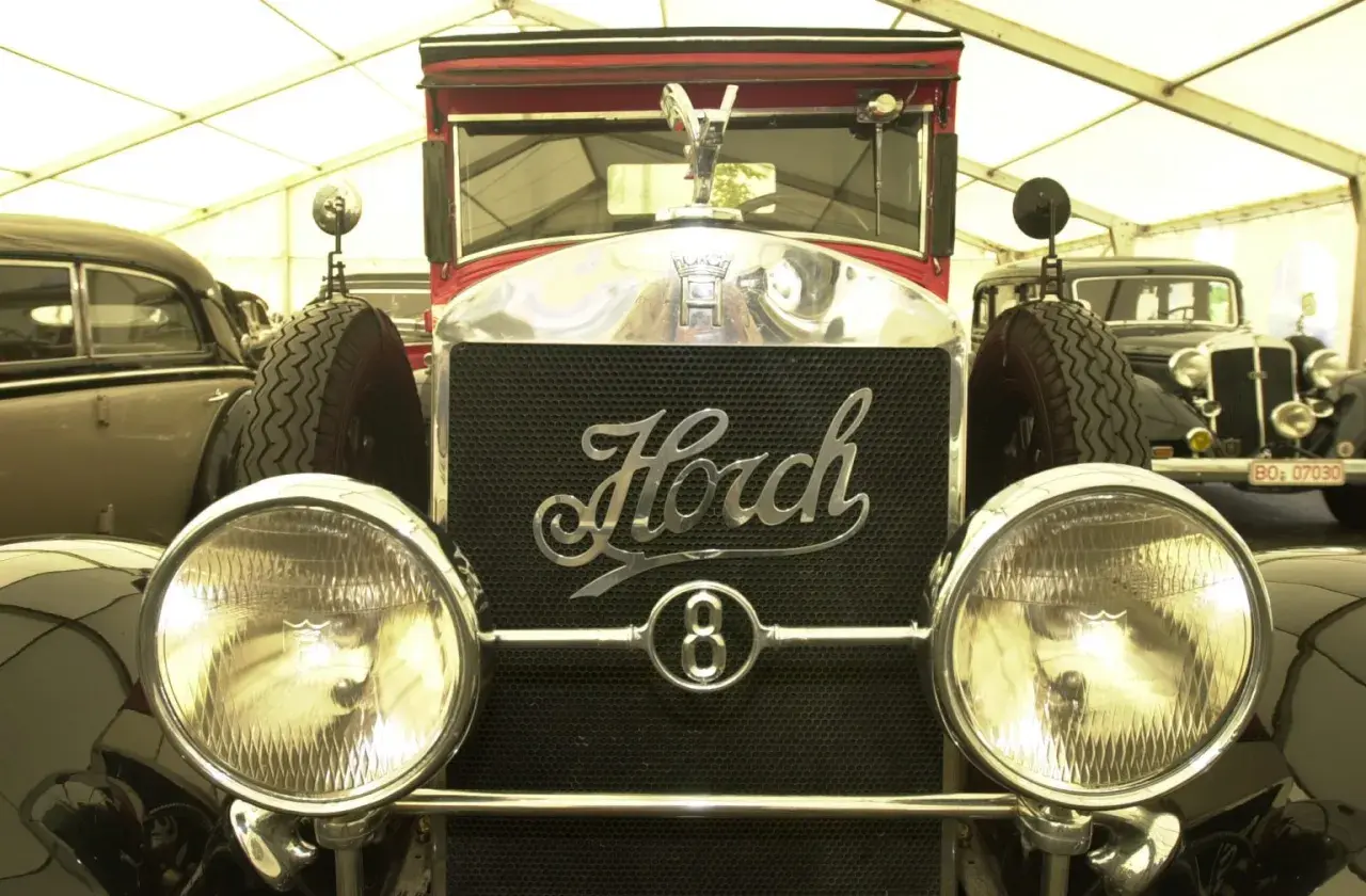 Ein Horch-Oldtimer, ein Stück deutscher Automobilgeschichte, mit seinem markanten Kühlergrill und den runden Scheinwerfern.