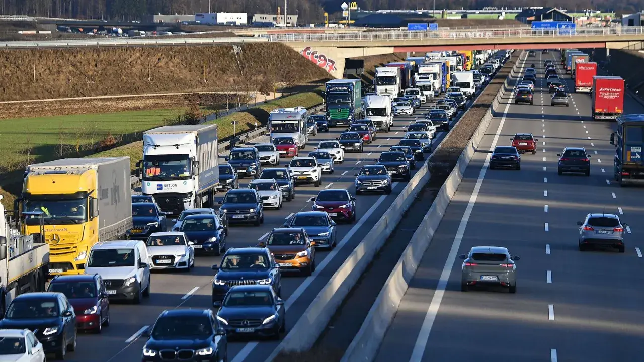 Lange Schlange auf der A11: Autos und LKW stehen im Stau.