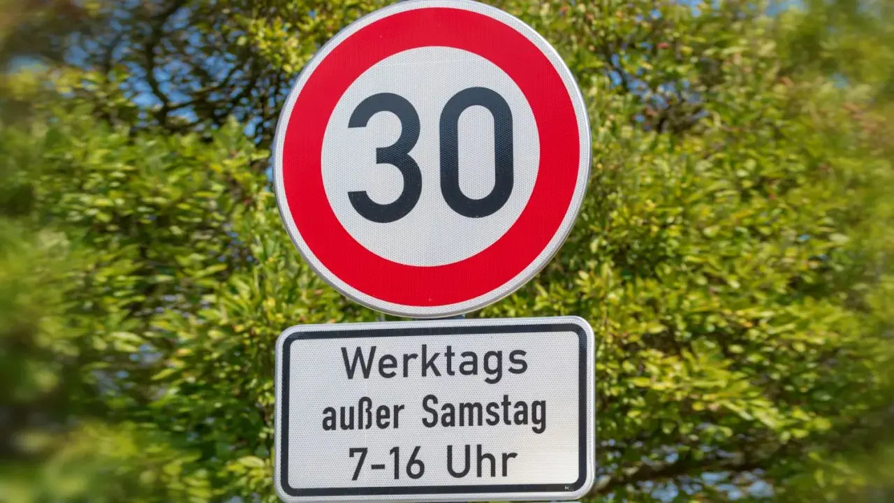 Geschwindigkeitsbegrenzung 30. Werktags außer Samstag 7-16 Uhr. Hier ist Parken erlaubt.