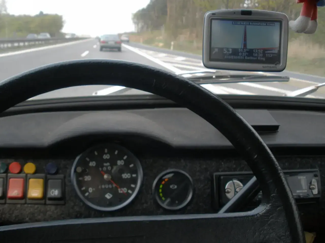 Blick auf das Armaturenbrett mit Lenkrad und Tacho. Navi zeigt 113 km/h, Tacho 100 km/h – eine deutliche Tachoabweichung bei 50 km/h wäre hier noch schlimmer.