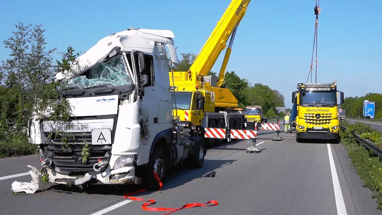 Unfall auf der A30: Ein schwer beschädigter LKW wird von einem Kran geborgen. Ein Abschleppdienst ist vor Ort.
