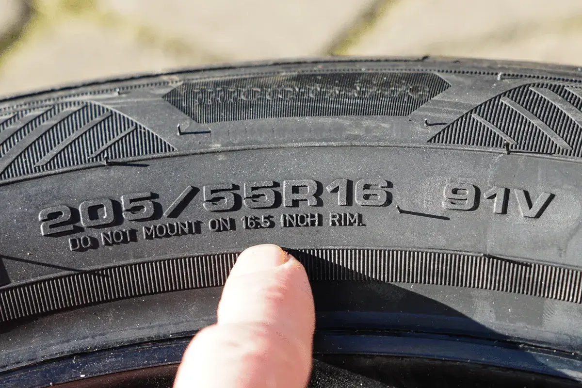 Reifengröße 205/55R16 91V. Die Markierung "DO NOT MOUNT ON 16.5 INCH RIM" gibt an, welche reifen darf ich fahren.