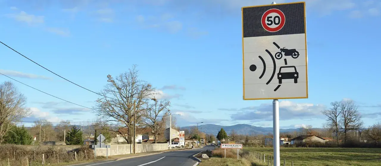 Schild mit Geschwindigkeitsbegrenzung 50 und Symbolen für Auto und Motorrad, das auf einen Blitzer in Frankreich hinweist.