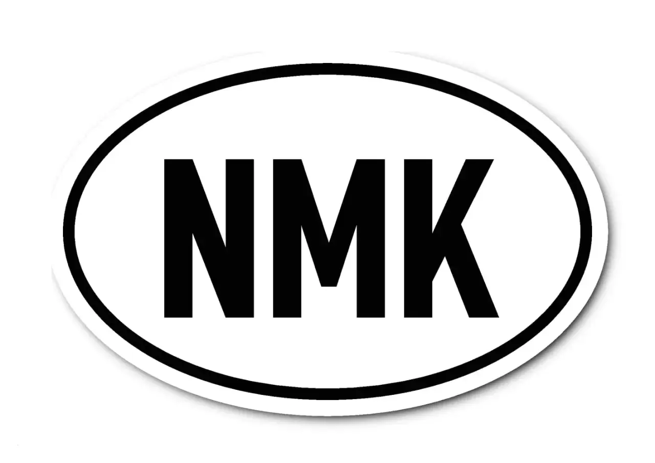 Oval sticker mit schwarzem Rand und den Buchstaben "NMK" in Großbuchstaben. Ein klassisches nmk kennzeichen.