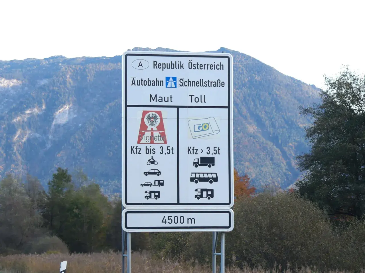 Schild für österreichische Autobahnen und Schnellstraßen. Zeigt an, dass man eine Vignette braucht, wenn man mit Kfz bis 3,5t fährt.