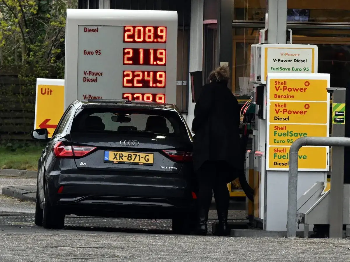 Eine Person tankt an einer Tankstelle in den Niederlanden. Die Preise für Diesel und Benzin sind hoch.