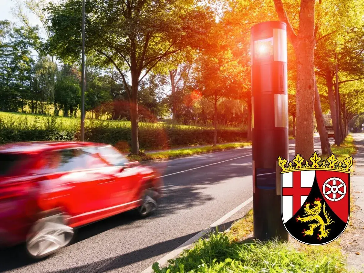 Roter Wagen rast vorbei an einem Blitzer im Rahmen des blitzermarathon rlp. Das Wappen von Rheinland-Pfalz ist zu sehen.