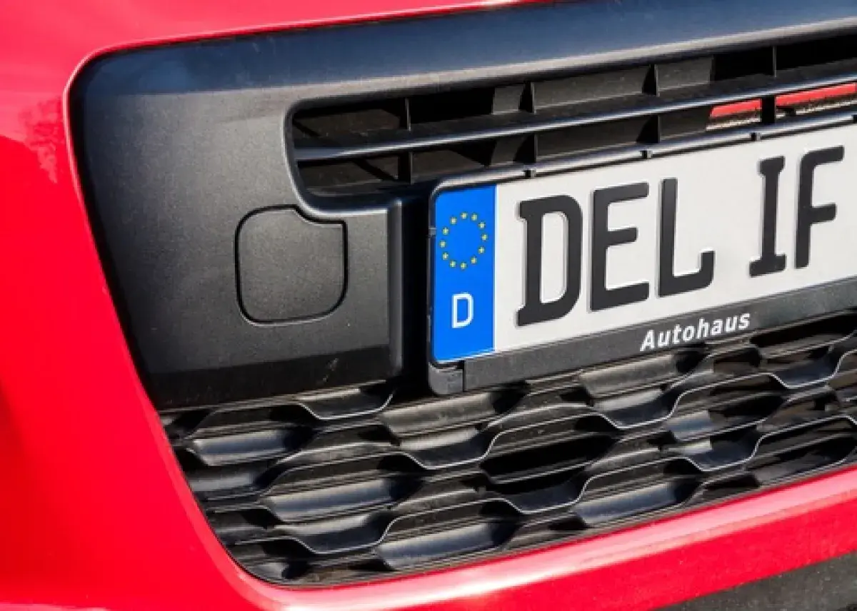 Rotes Auto mit Kennzeichen "DEL IF". Fahren mit entstempelten Kennzeichen ist eine Straftat.
