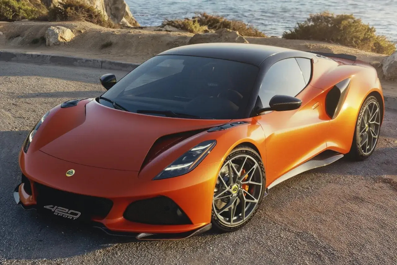 Orange Lotus Emira 420 Sport, bereit für die Straße. Technische Daten sind beeindruckend.