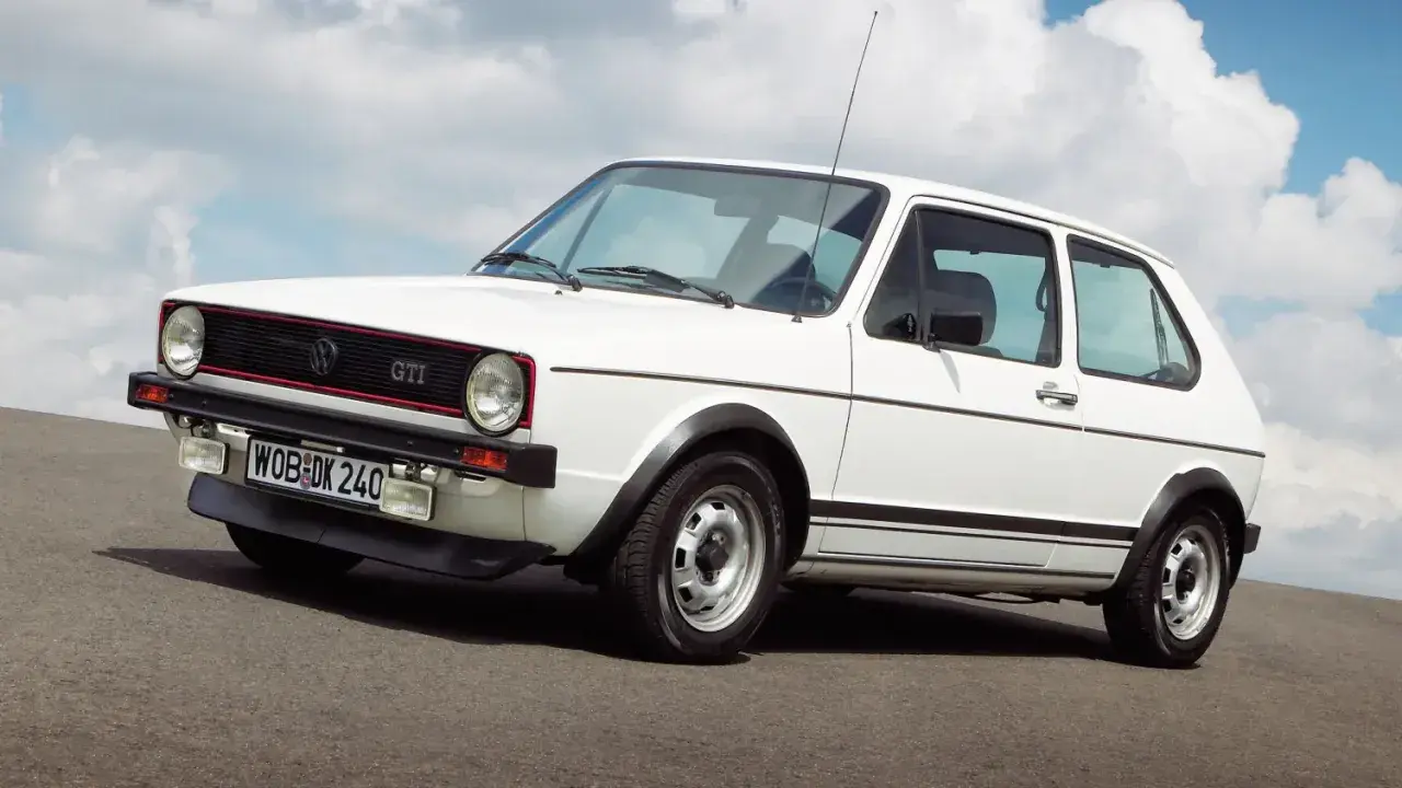 Weißer VW Golf GTI mit roten Akzenten und sportlicher Linienführung, der die Leistung des Motors unterstreicht.