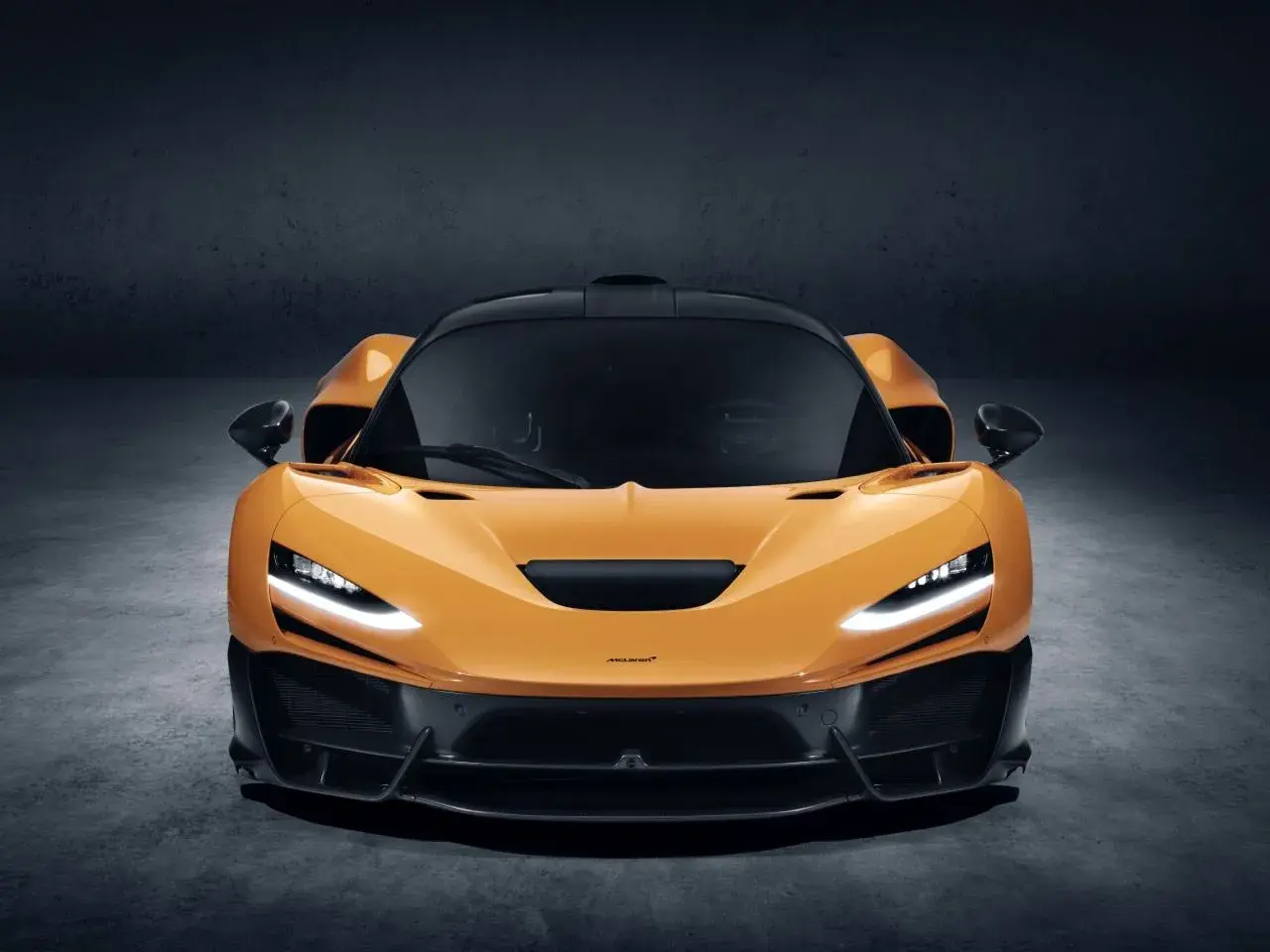 Orange McLaren mit scharfen Linien und LED-Scheinwerfern. Dieses coolste Auto der Welt wartet auf die nächste Rennstrecke.