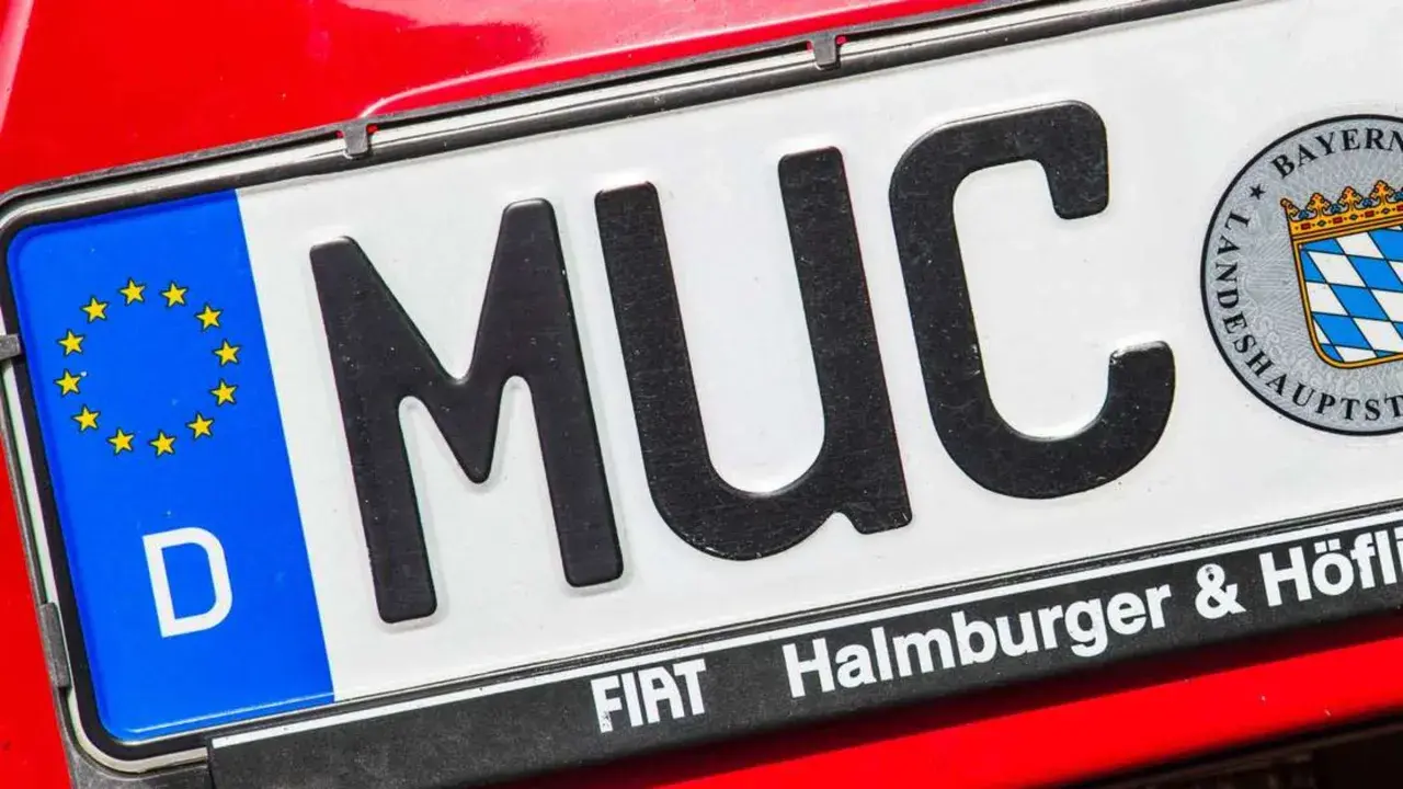 Nummernschild MUC mit EU-Sternen und bayerischem Wappen. Informiere dich über wunschkennzeichen kosten, um dein persönliches Kennzeichen zu erhalten.