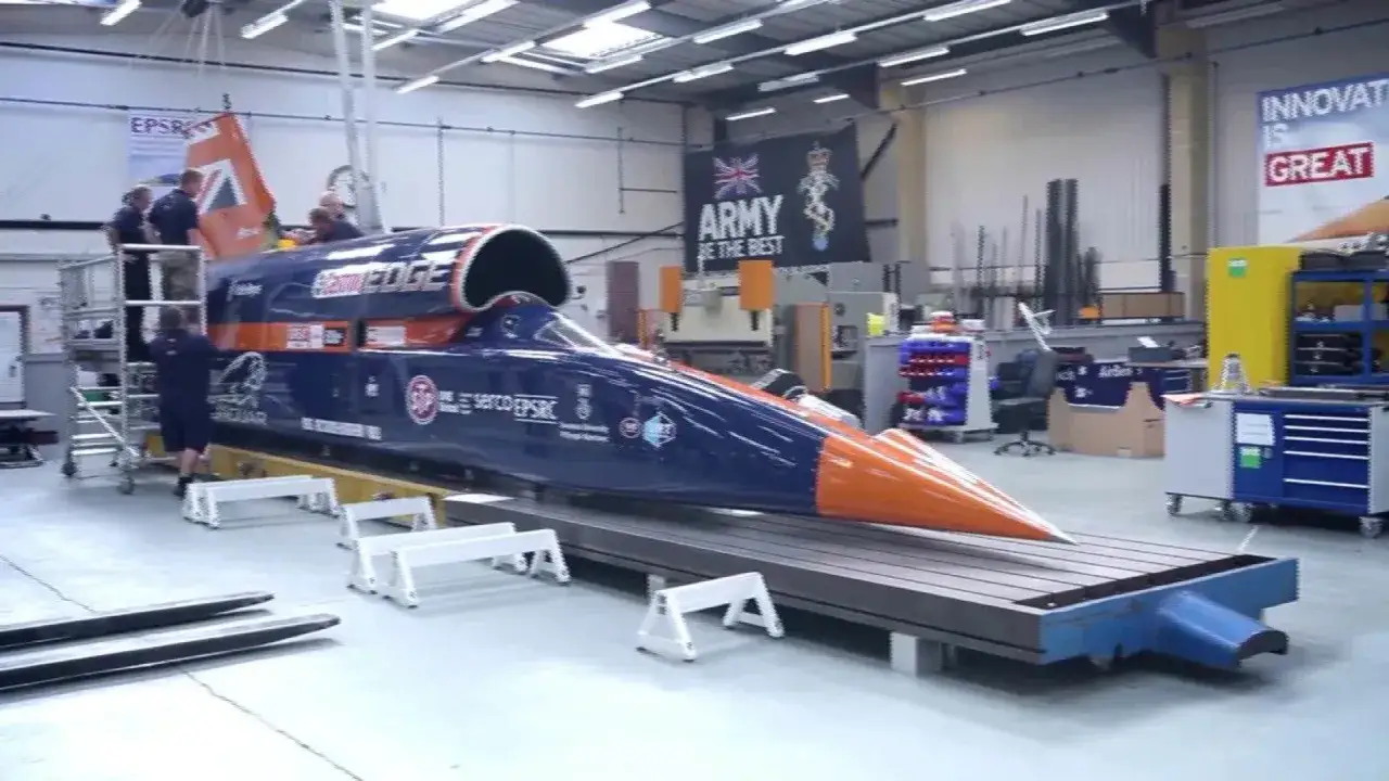 Das Bloodhound SSC Raketenauto wird in einer Werkstatt vorbereitet.
