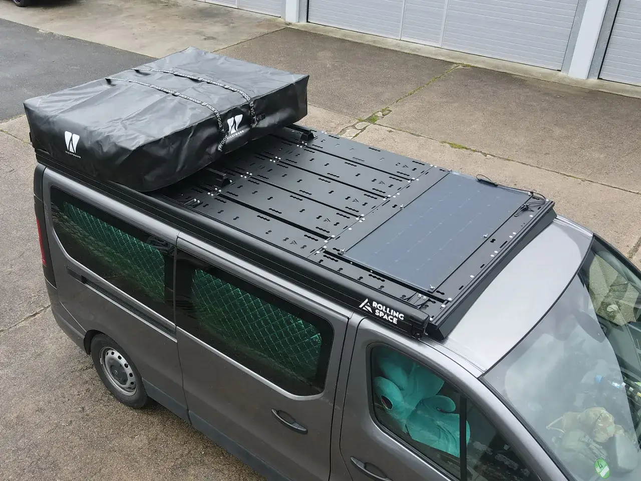 Dachzelt und Solarmodul auf einem Renault Trafic. Dieses Zubehör macht den Van zum perfekten Reisefahrzeug.