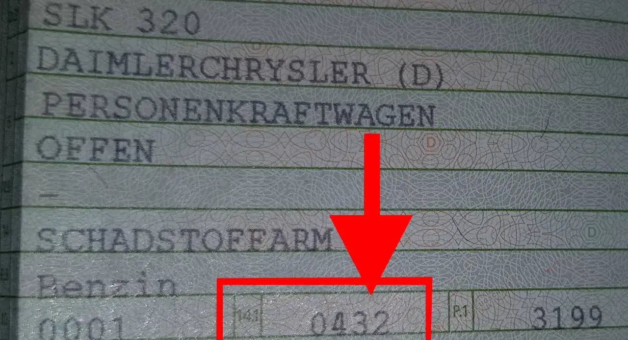 Fahrzeugschein zeigt