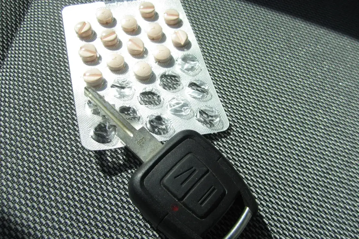 Tabletten und Autoschlüssel liegen nebeneinander. Darf man mit Tilidin autofahren? Die Frage bleibt offen.