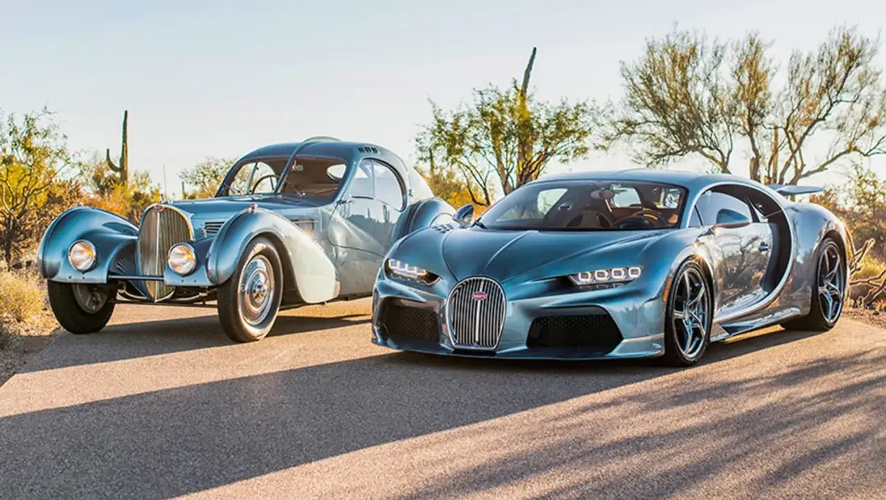 Zwei Bugattis, ein Klassiker und ein moderner Supersportwagen, stehen nebeneinander. Das ist das coolste Auto der Welt, das die Zeit &uuml;berdauert.