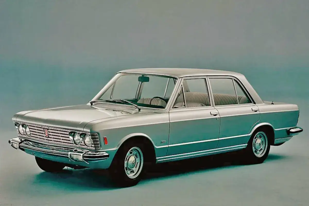 Silberner Fiat 125 Special, ein Kultauto der 70er Jahre, mit Chromdetails und beiger Innenausstattung.
