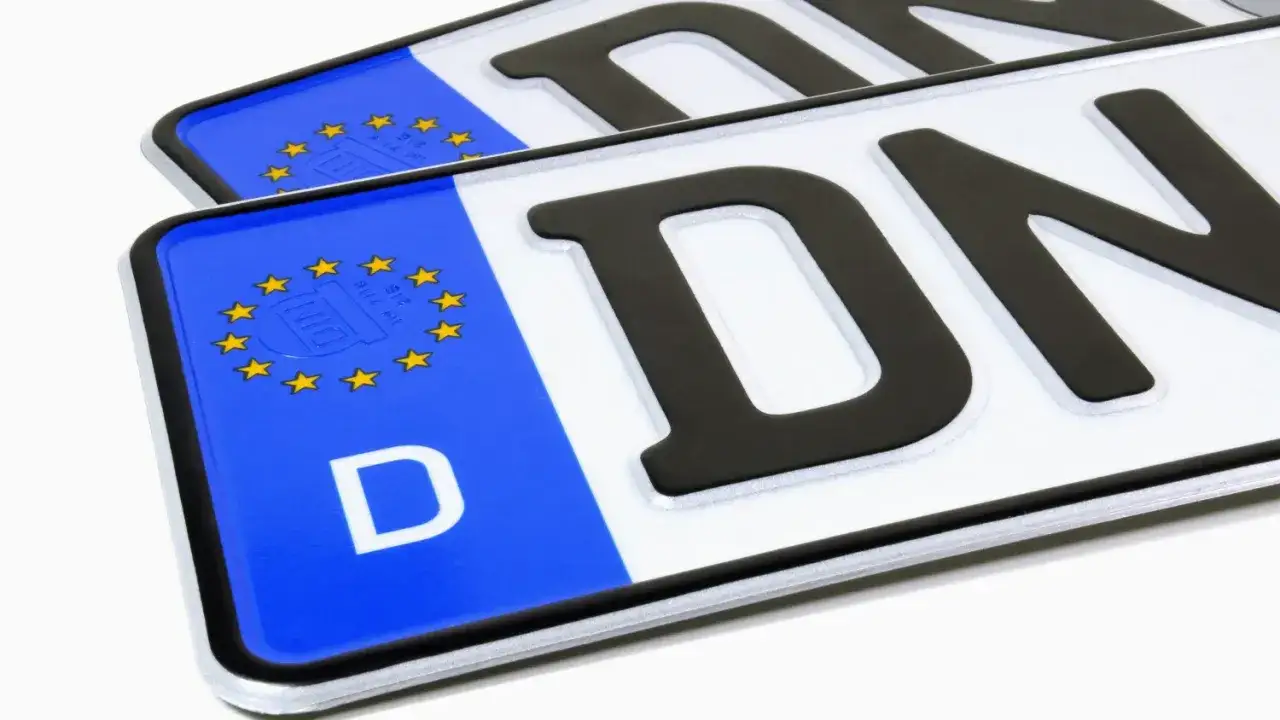 Zwei deutsche eu kennzeichen mit den Buchstaben
